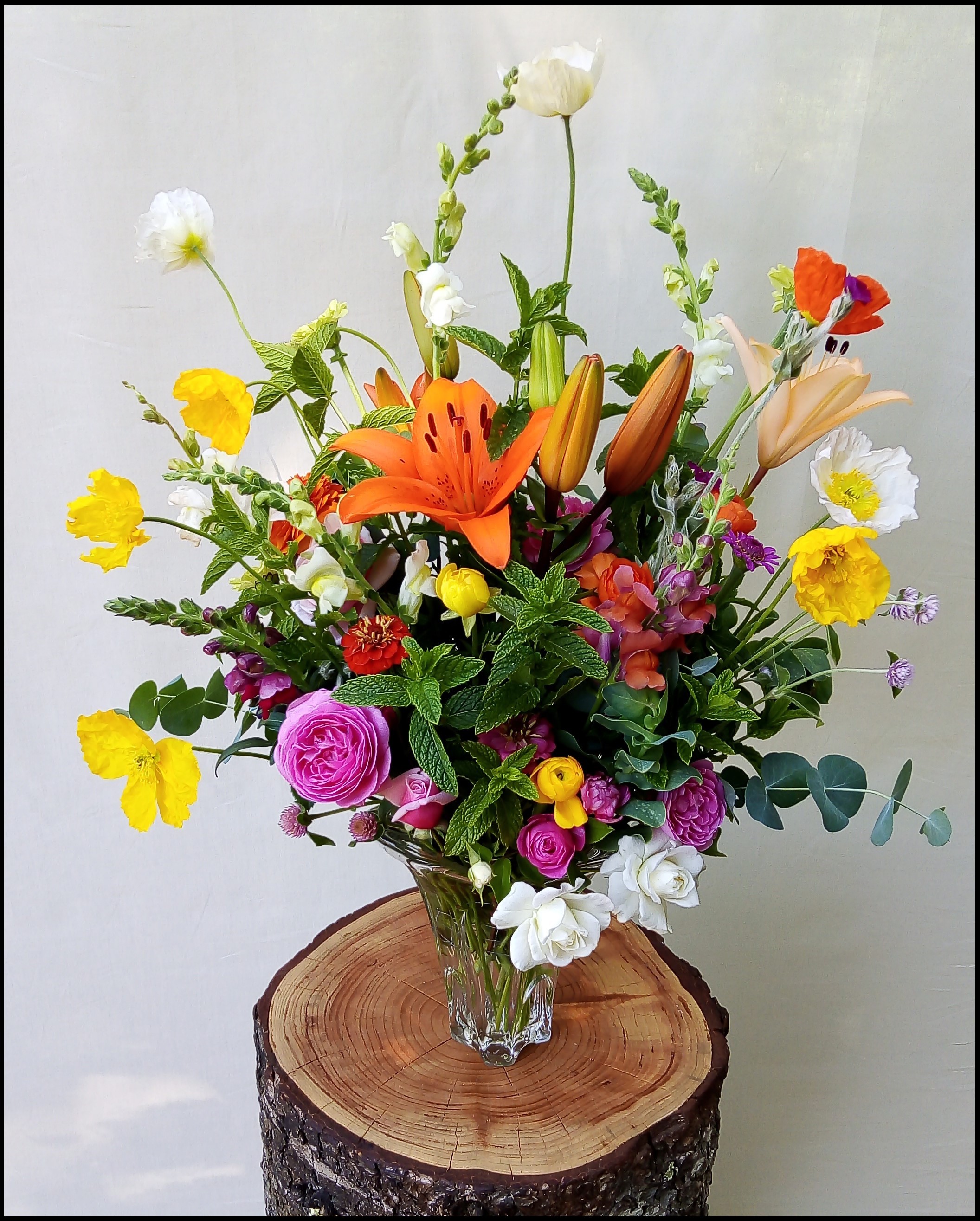 Lys Renoncule Menthe Pavot Eucaliptus Rose Cérinthe Muflier Zinnia Coquelourde Gomphréna